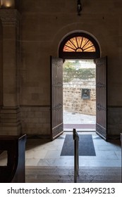 Nazareth, Israel, 12 de febrero de 2022 : La salida del vestíbulo principal de la Iglesia de San José en Nazaret, al norte de Israel