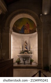 Nazareth, Israel, 12 de febrero de 2022 : El altar lateral en la sala principal de la Iglesia de San José en Nazaret, al norte de Israel
