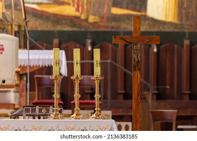 Nazareth, Israel, 12 de febrero de 2022 : Velas y un crucifijo en el altar principal del vestíbulo principal de la Iglesia de San José en Nazaret, al norte de Israel