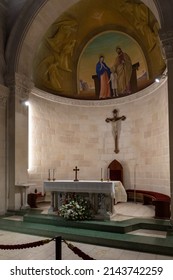 Nazareth, Israel, 12 de febrero de 2022 : El altar principal en la sala principal de la Iglesia de San José en Nazaret, al norte de Israel
