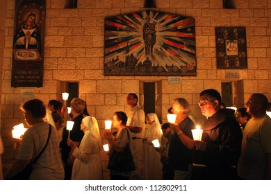 NAZARETH , ISRAEL-SEPTIEMBRE 30: Todos los viernes la procesión pasa por las calles de Nazaret, desde la Iglesia de San José hasta la Basílica de la Anunciación, Nazaret, Israel el 30 de setiembre del 2006.