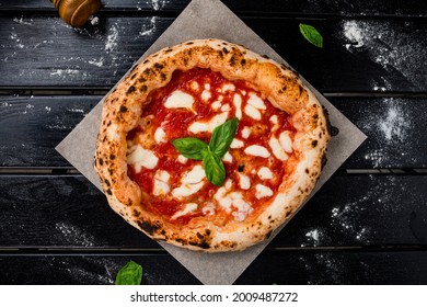 pizza casera napolitana hecha margarita del horno de ladrillo. Napoleón Pizza italiana con mozzarella fresca y hojas de albahaca. verdadera pizza tradicional italiana margherita