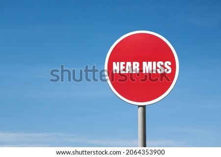 'Near miss' sign in red round frame on sky background Foto stock © 