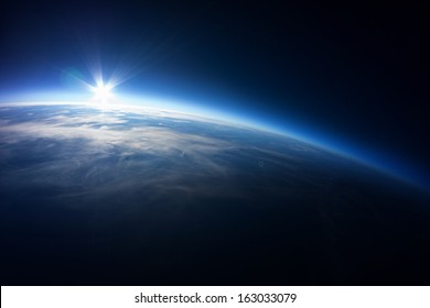 Photographie de proximité de l'espace - 20km au-dessus du sol / photo réelle prise à partir d'un ballon météorologique / stratosphère de l'univers /