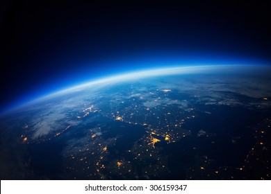 Nahaufnahme des Weltraums - 20 km über dem Boden / reales Foto (Elemente dieses von der NASA bereitgestellten Bildes)