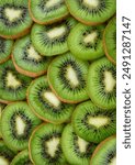 neatly arranged kiwi slices | fresh kiwi slices ready to eat | fresh kiwi slices ready to be juiced | healthy food