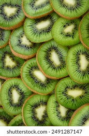 neatly arranged kiwi slices | fresh kiwi slices ready to eat | fresh kiwi slices ready to be juiced | healthy food