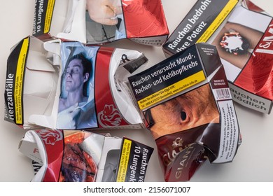 Neckargemuend, Deutschland: Mai, 13. 2022: mehrere Zigarettenpackungen verschiedener Marken mit Warnhinweisen in deutscher Sprache als Symbol für Raucherentwöhnung und Raucherentwöhnung