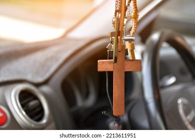 Necklaces of various shapes of crosses are hung in the rearview mirror in the front console of the car as a talisman to prevent accidents while driving.
