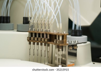 needle of biochemical analyzer at work
