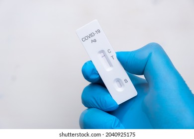 Negative Covid-19 antigenic test for quick detection of disease in doctors hand in the rubber gloves with copy space. Coronavirus test cassette from rapid strep kit. 