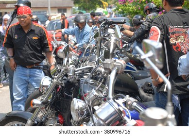 Negeri Sembilan, Malaysia - May,2015: Hundreds Of Motorcyclists Are Join A Charity Convoy At Jelebu, Negeri Sembilan. Organised By Local Bikers Club To Collect Some Money For Help Orphan House 