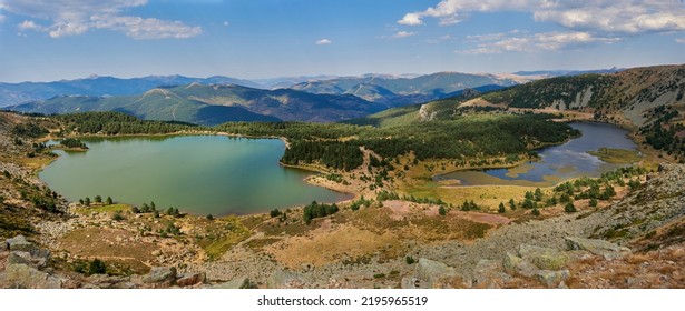 The Neila lagoons are a group of impressive lakes of glacial origin surrounded by peaks of about 2000 meters high, to the south of the Sierra de la Demanda located in the province of Burgos.