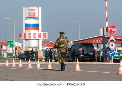 Nekhoteyevka Checkpoint Across The State Border Of Russia On The Border With Ukraine Between Belgorod And Kharkiv. May 2010 Inscription - Russia