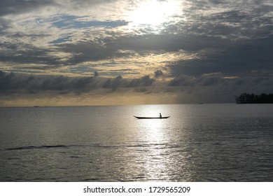 Nelayan Melaut Di Laut Siberut Kepulauan Mentawai Sumatera Barat.