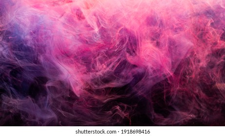 Neon raucht. Farbiger abstrakter Hintergrund. Paint in Wasser splash. Spirituelle Aura. Glühendes magentafarbenes, rosa violettes Dampf vermischt sich auf dunkel.