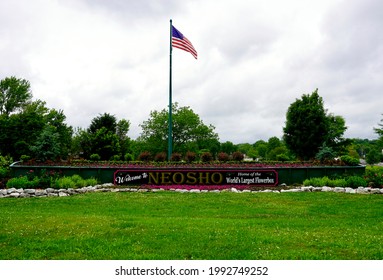 Neosho, Missouri: World's Largest Flower Box and American Flag. Flowerbox made from a 66-foot-long green railroad gondola car. The city is known as "The Flower Box City." Open-topped rail vehicle 