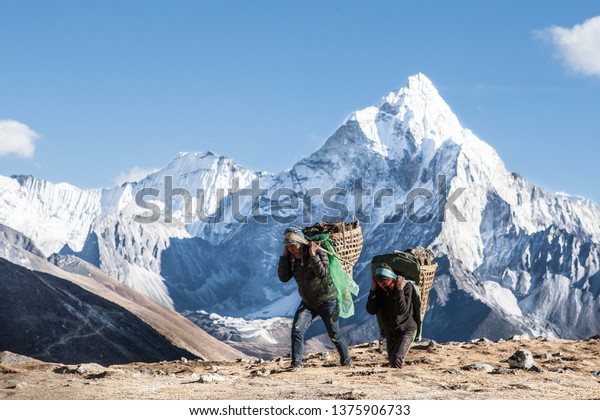 Nepalese sherpa working at Everest area,\
Sagarmatha national park,  Nepal, December\
2018