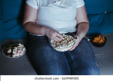 Alimentos nerviosos, adicción, trastornos alimentarios, bulimia. Mujer con sobrepeso sentada en el vagón con gran cantidad de comida chatarra