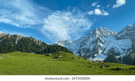 Enclavado entre majestuosas montañas