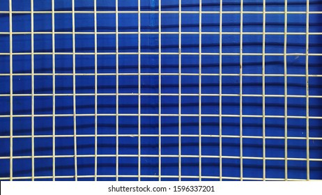 Net pattern with blue background and white line.