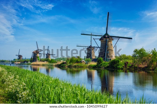 オランダの田園風景で 風車が有名な観光地 オランダのキンデディクにある の写真素材 今すぐ編集