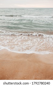 neutraler Meereshintergrund mit Wellen. Fotos mit neutraler Farbpalette