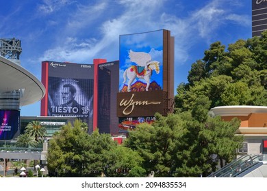 Nevada USA September 5, 2021 A Lush Vegetation That Surrounds The Wynn Hotel Blends With The Urban Landscape Of The Big Screens Of The City Of Las Vegas