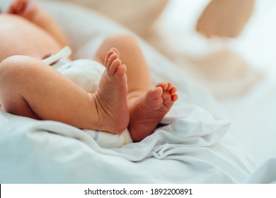 Neue geborene Babynahrung auf weißem Fußboden im Krankenhaus