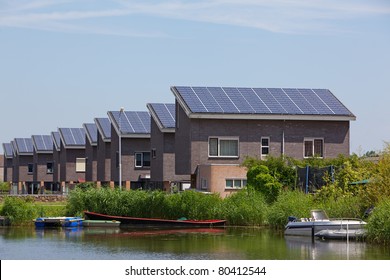 Neubau mit Solarpaneelen