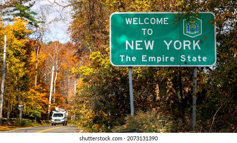 NEW CANAAN, CT, USA -  NOVEMBER 11, 20121: Welcome to New York The Empire state sign on Connecticut and New York border line