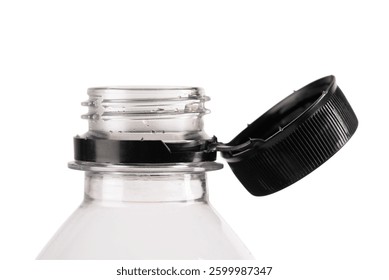 Nueva tapa unida a la botella de plástico y conectada al cuello de la botella con una tapa sólida unida al anillo de seguridad. Nueva solución para el reciclaje de residuos plásticos.