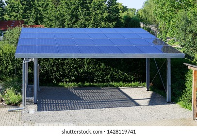 Neuer Carport mit halbtransparenten Fotovoltaik-Modulen
