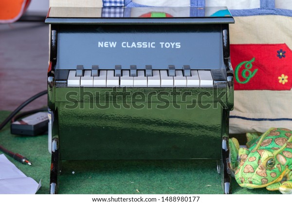 classic toys piano