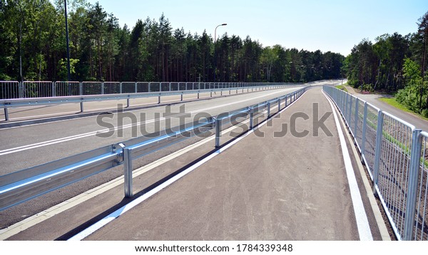 New\
construction of a crash barrier at a new\
highway