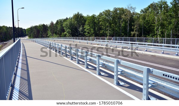 New
construction of a crash barrier at a new
highway