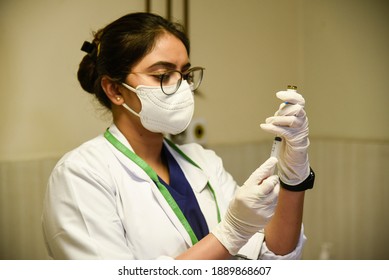 New Delhi, India. 08 January 2021. Health Officials And Volunteer Take Part In Dry Run Or A Mock Drill For The Coronavirus (COVID-19) Vaccine Delivery, At A Hospital. 