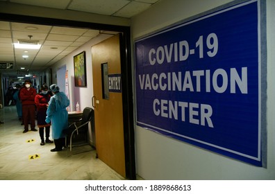 New Delhi, India. 08 January 2021. Health Officials And Volunteer Take Part In Dry Run Or A Mock Drill For The Coronavirus (COVID-19) Vaccine Delivery, At A Hospital. 