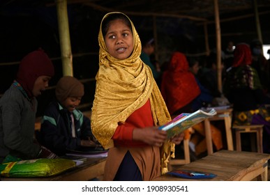 NEW DELHI, INDIA - 16 JANUARY 2021. Underprivileged Children Study At An Improvised Classroom Set Up Under A Construction Of A Metro Train Bridge In A Foggy Winter Morning In New Delhi.