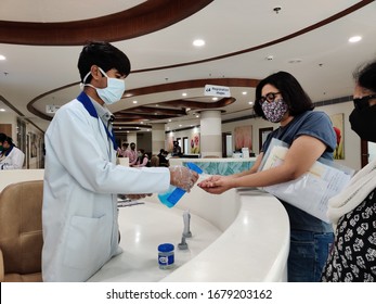 New Delhi, India, 2020. Healthcare Worker Sanitizing Hands Of Patients Using Sanitizer And Doing  Temperature Scan During Corona Virus (covid-19) Pandemic. 