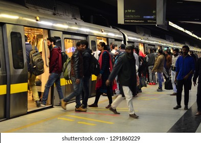 New Delhi, India, 2020. Side Angle Shot Of People Getting Off The Train In A Busy Metro Station. Metro Is Modern Transport For People In Jaipur, Lucknow, Kolkata, Hyderabad, Mumbai And Bangalore 