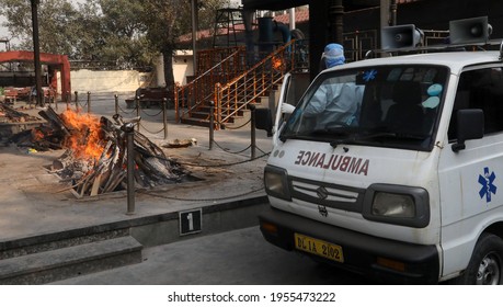 New Delhi, India, April 14, 2021: COVID 19 Death In Indian, An Ambulance Carry Of Coronavirus (Covid-19) Victim On A Funeral Pyre For His Cremation At A Nigambodh Ghat Crematorium.