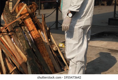 New Delhi, India, April 14, 2021: COVID 19 Death In Indian, A Relatives Stand Next Body Of Coronavirus (Covid-19) Victim On A Funeral Pyre For His Cremation At A Nigambodh Ghat Crematorium.