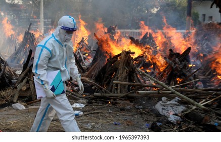 New Delhi, India, April 30, 2021: Mass Cremation COVID 19 Death. A Relative Wear PPE Kit Seen During The Mass Cremation Of Those Who Died From The Coronavirus Disease COVID-19 At A Crematorium 

