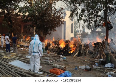 New Delhi, India, April 30, 2021: Mass Cremation COVID 19 Death. A Relative Wear PPE Kit Seen During The Mass Cremation Of Those Who Died From The Coronavirus Disease COVID-19 At A Crematorium.