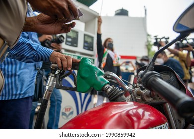 New Delhi, India- June 11 2021: Petrol Pump Attendant Holding Green Nozzle Filling The Motorcycle Tank With Petrol At The Hindustan Petroleum Petrol Pump In Delhi, Hike Of Petrol And Diesel Prices.