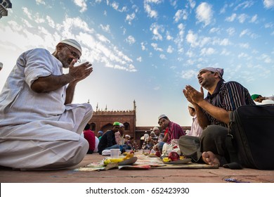 NEW DELHI, INDIA. MAY 31,2017. : People sit down in the courtyard of Jama Masjid, Delhi for 'Iftar" - Meal to break fast after Sunset during the holy month of Ramadan. 