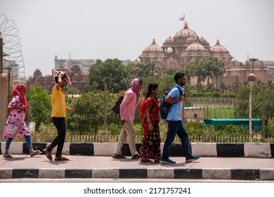 New Delhi, India- May 9 2022: Group Of People Walking In Front Of Akshar Dham During Heat Wave In Delhi. Tourist On Road 