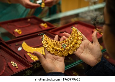 New Delhi, India- November 12 2020: Woman Holding Of Gold Neckless Display At Jewellery Shop, Of Golden Necklace Set For Sale At A Store