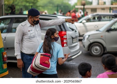 New Delhi, India-Aug 22 2021: Delhi Traffic Police Guiding The Way To Girl Travelers, Police Shew The Way To Women On The Street. 